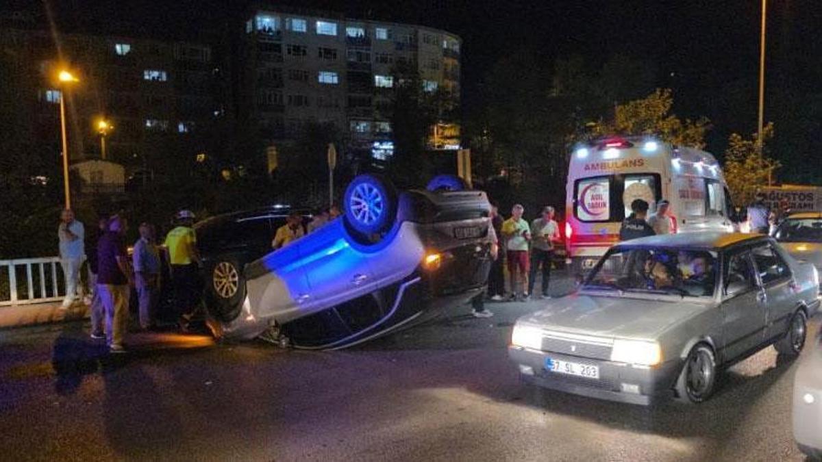 Sürücüsünün direksiyon hakimiyetini kaybettiği otomobil takla attı