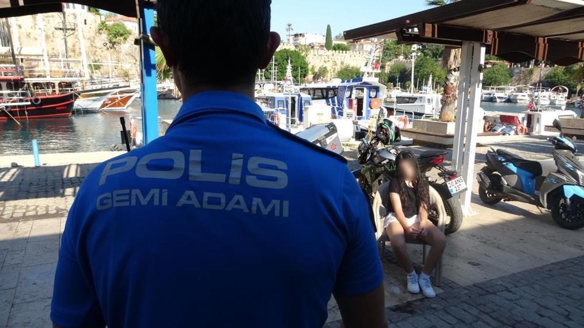 Antalya'da denizde mahsur kalan 15 yaşındaki kız çocuğu kurtarıldı