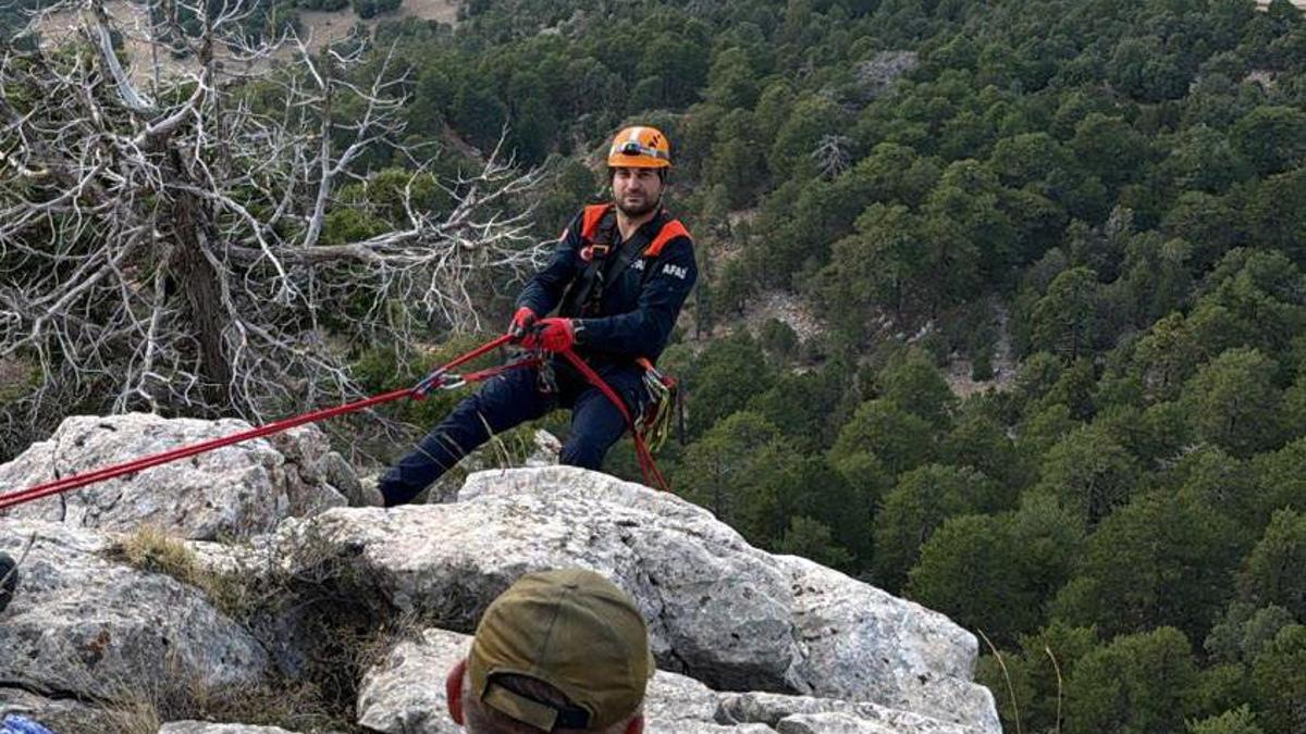 Dağda mahsur kalan oğlaklar kurtarıldı