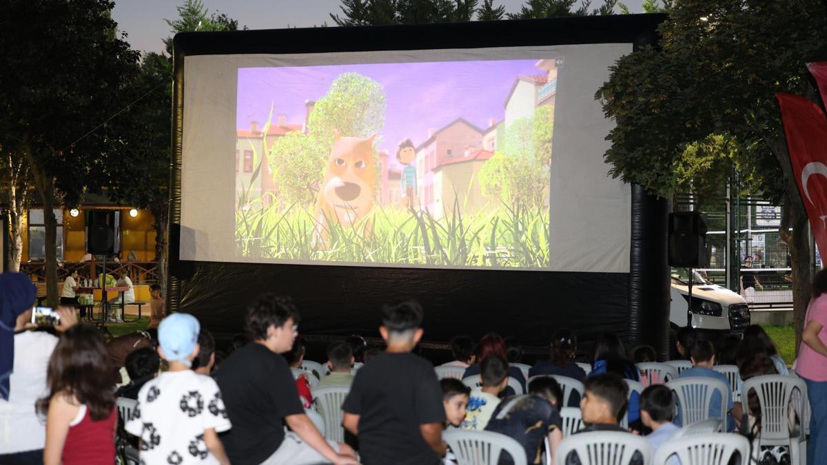Osmangazi’de çocuklara açık hava sinema keyfi