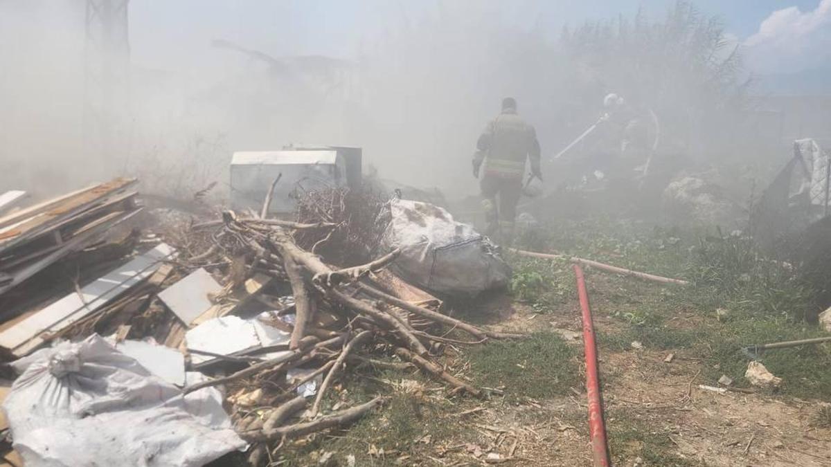Antakya’da hurdalık alanda çıkan yangın söndürüldü