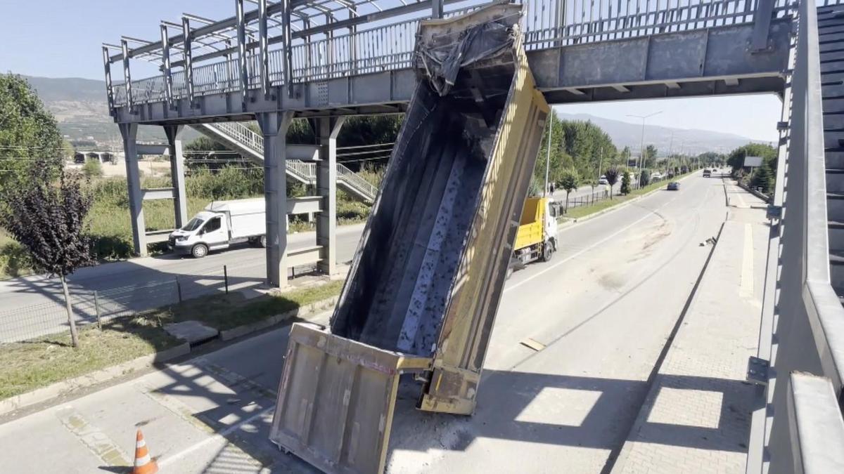 Tokat’ta kamyonun açılan damperi yaya üst geçidine çarptı: 1 yaralı