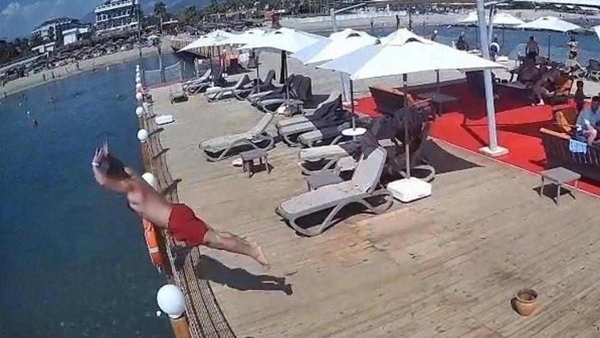İskeleden sığ suya balıklama atlayan tatilci öldü