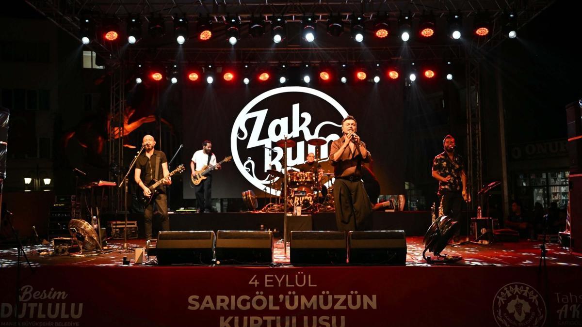 Sarıgöl'de kurtuluşun 104'üncü yılında Zakkum sahne aldı