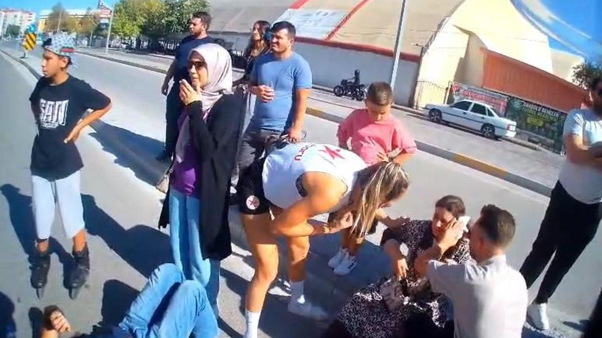 Otomobilin çarptığı polis memuru ve eşi yaralandı