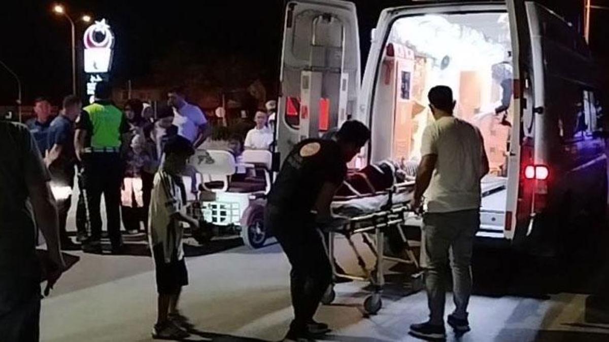 Elektrikli motosiklet ile otomobil çarpıştı 3 kişi yaralandı
