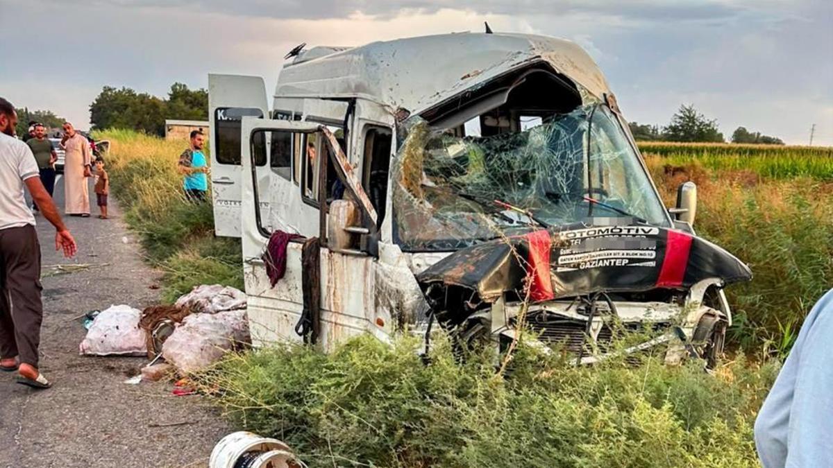 Şanlıurfa'da işçileri taşıyan servis tahliye kanalına devrildi