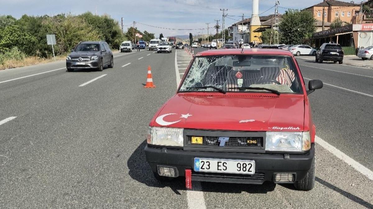 Yolun karşısına geçerken otomobilin altında kalarak öldü; o anlar kamerada