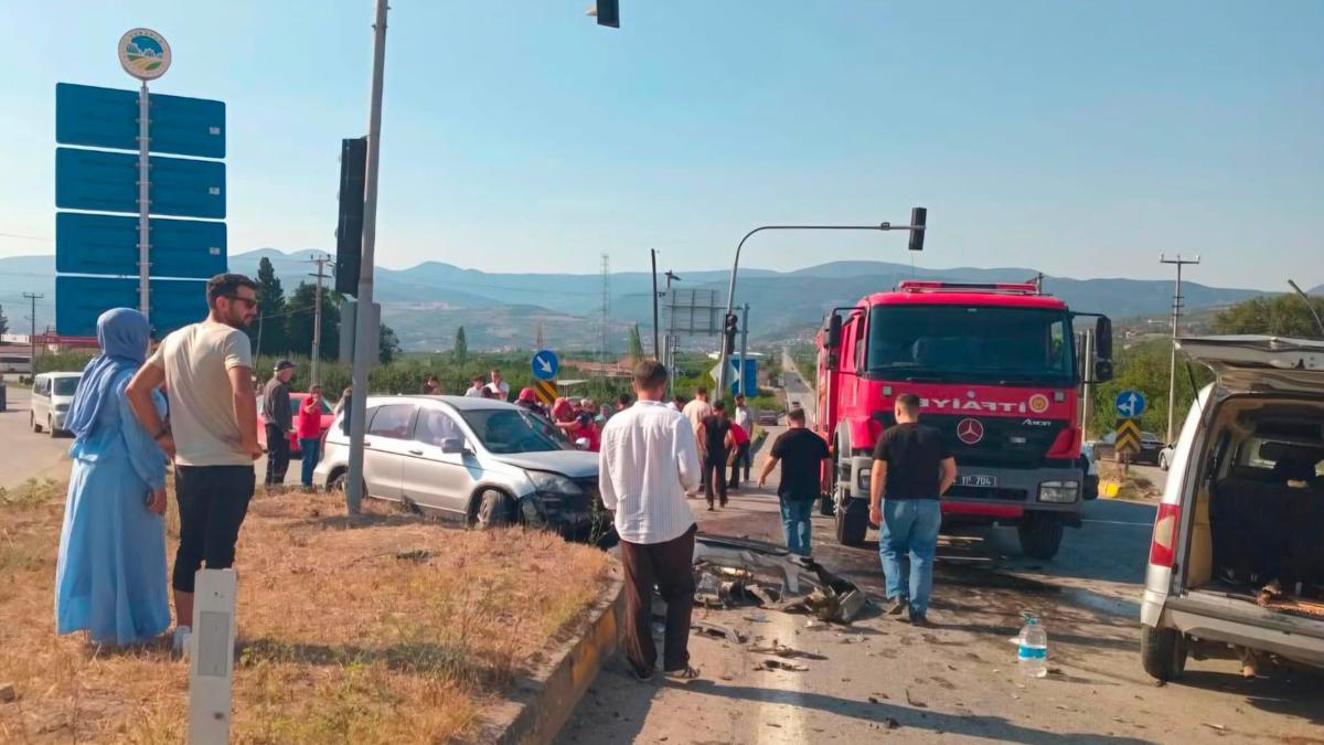 Otomobil ile hafif ticari araç kafa kafaya çarpıştı: 6 yaralı