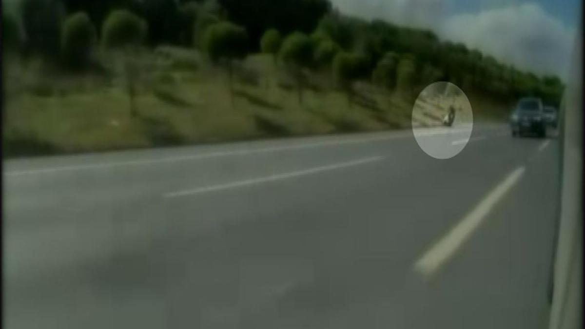 İstanbul havalimanı yolunda devrildi: Motosikletli kameraya takıldı