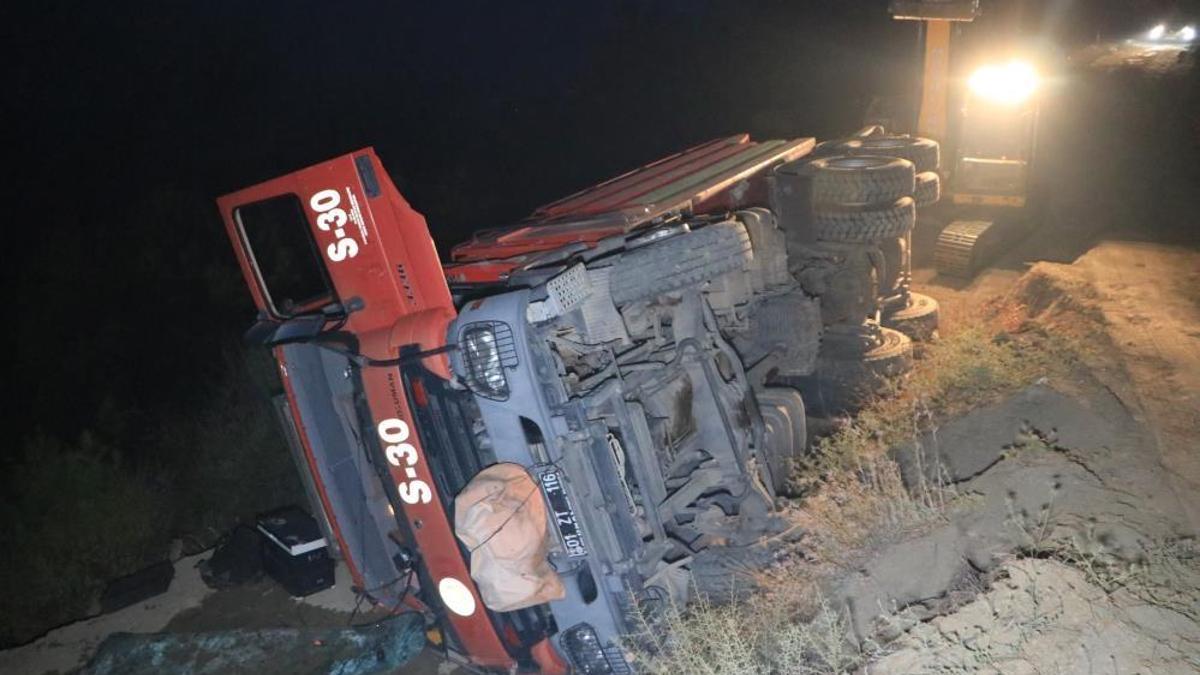 Adana'da orman yangını sürüyor! Alevlere müdahale eden arazöz devrildi: 2 işçi yaralandı