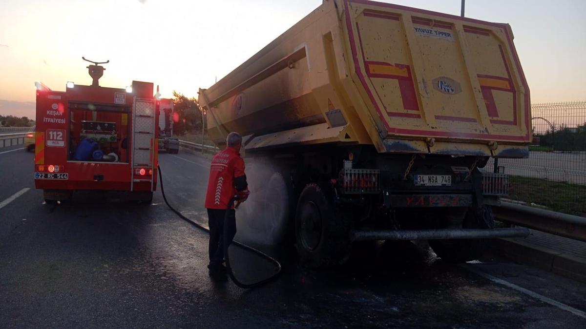 Edirne’de seyir halindeki kamyonun balataları tutuştu