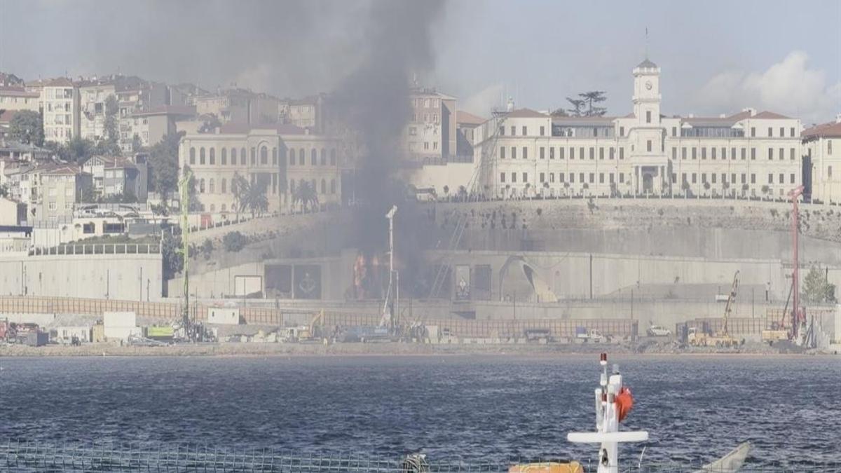 Beyoğlu'nda korkunç yangın: Her noktadan görüldü