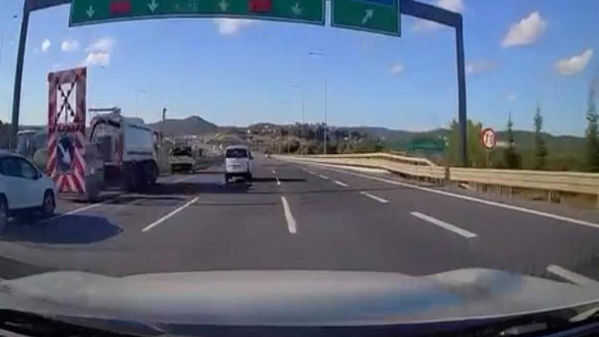 Çekmeköy'de sol şeritten kaynak yaptı: Yol işaretleme aracına çarptı