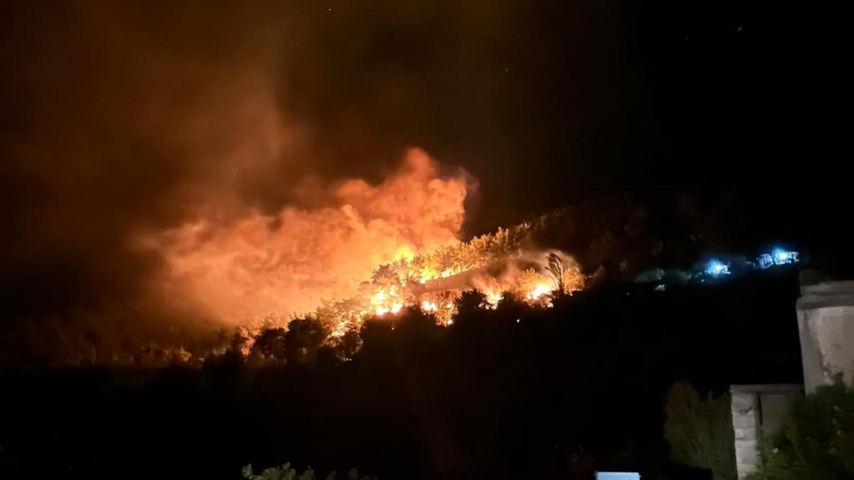 Kozan'da 2 ayrı noktada orman yangını; yerleşim yerleri tedbir amaçlı boşaltıldı