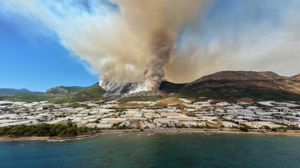Mersin’de orman yangını! 230 personel, 2 uçak ve 5 helikopterle müdahale sürüyor