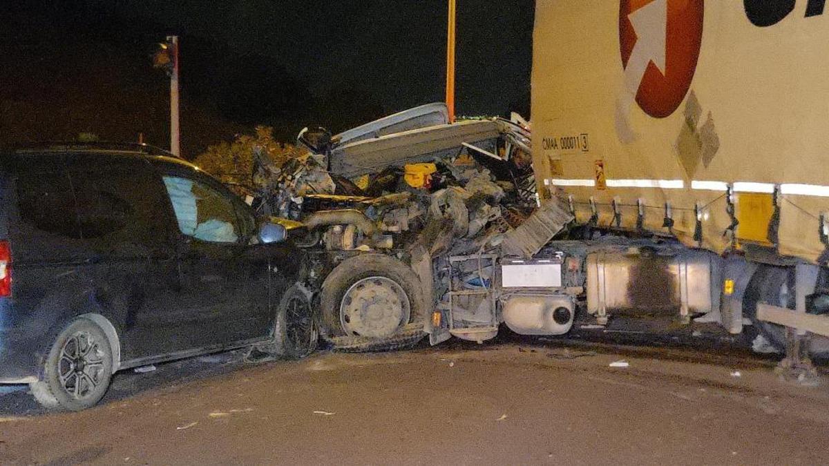 Bursa’da feci kaza! Tır ile otomobil çarpıştı: 1 ölü, 7 yaralı