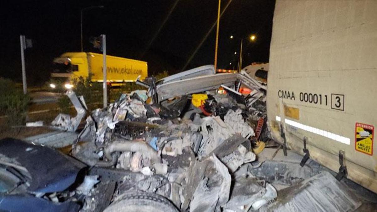2 TIR ve hafif ticari aracın karıştığı zincirleme kazada 1 kişi öldü