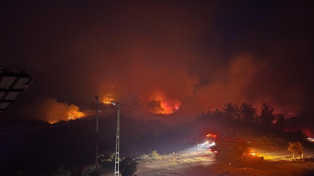 Kozan'da 2 ayrı noktada orman yangını; yerleşim yerleri tedbir amaçlı boşaltıldı (5)