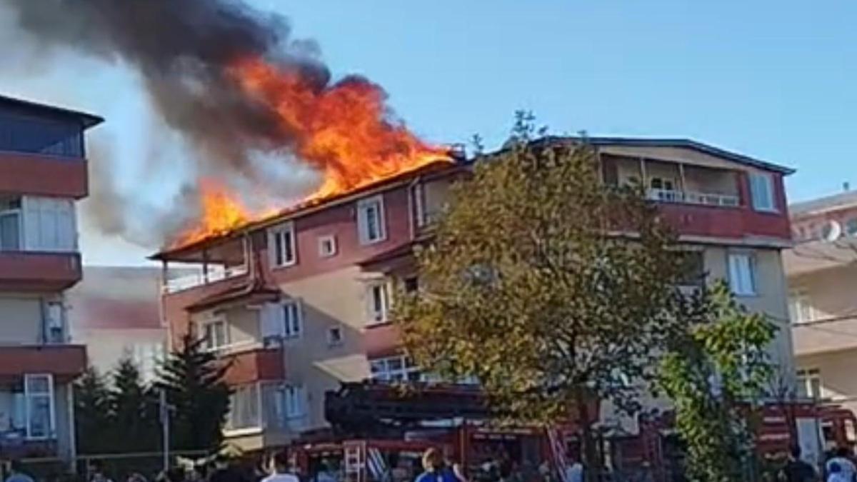 4 katlı binanın çatısında çıkan yangın söndürüldü