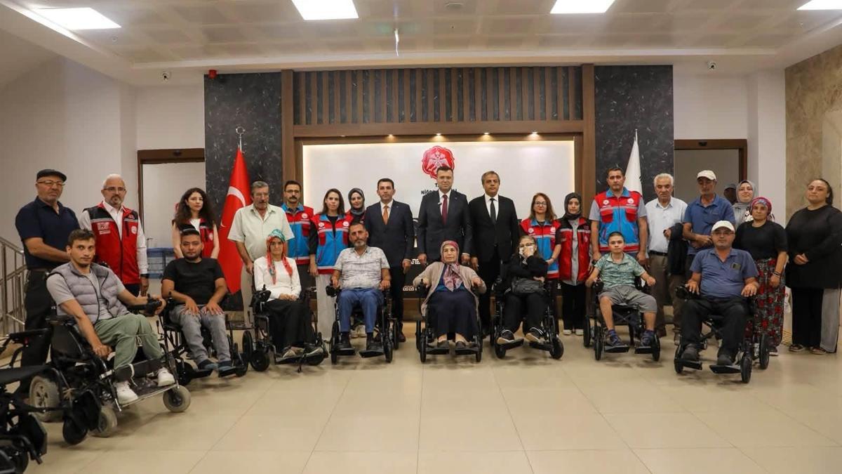 Niğde'de engelli vatandaşlara akülü sandalye desteği