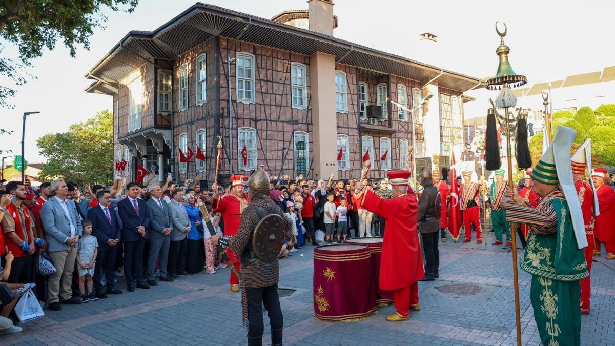 Kurtuluş coşkusu Tarihi Belediye Binası'na taşındı