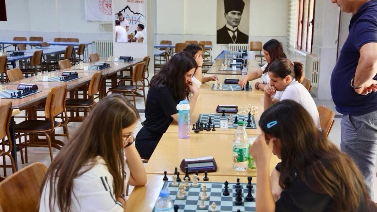 'Bizim çocuklar' satrançta Niğde’yi finale taşıdı