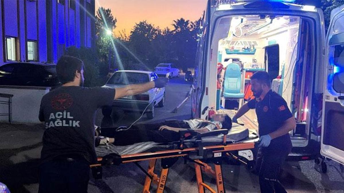 Otomobil kaldırıma çıkıp yayalara çarptı