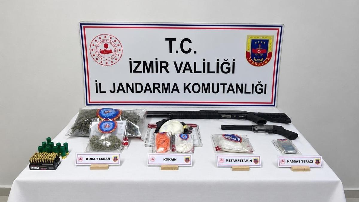 İzmir'de uyuşturucunda 1 kilo kokain ele geçirildi; 8 gözaltı