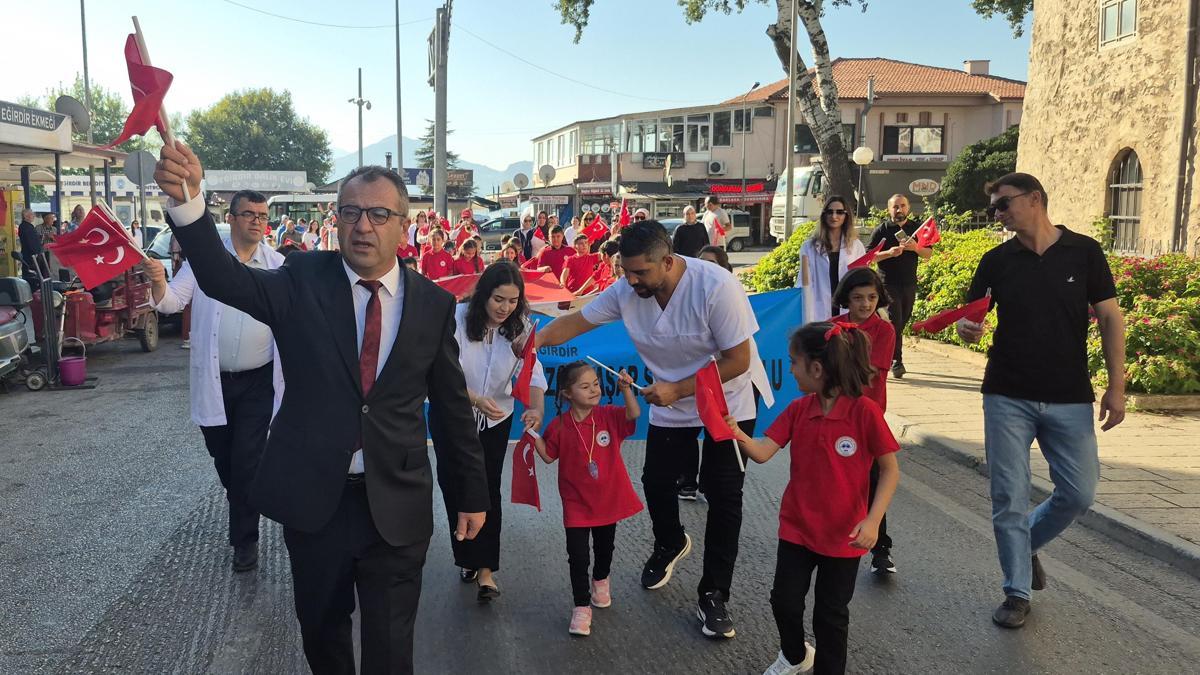 Yeni eğitim öğretim yılı bandolu yürüyüşle başladı