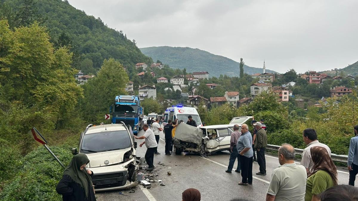 Otomobil ve hafif ticari araç çarpıştı: 1'i bebek, 7 yaralı