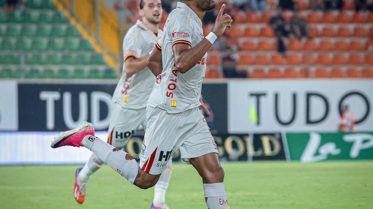 Göztepe savunmada başka hücumda başka
