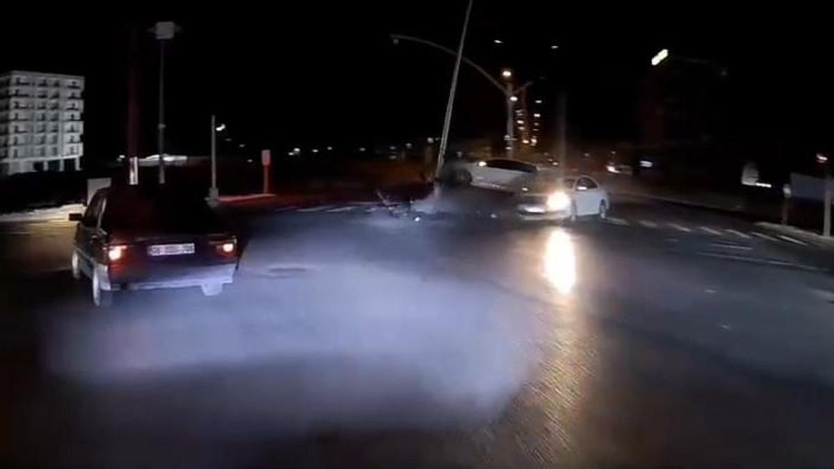 'Işık ihlali' kazası kamerada; 3 yaralı