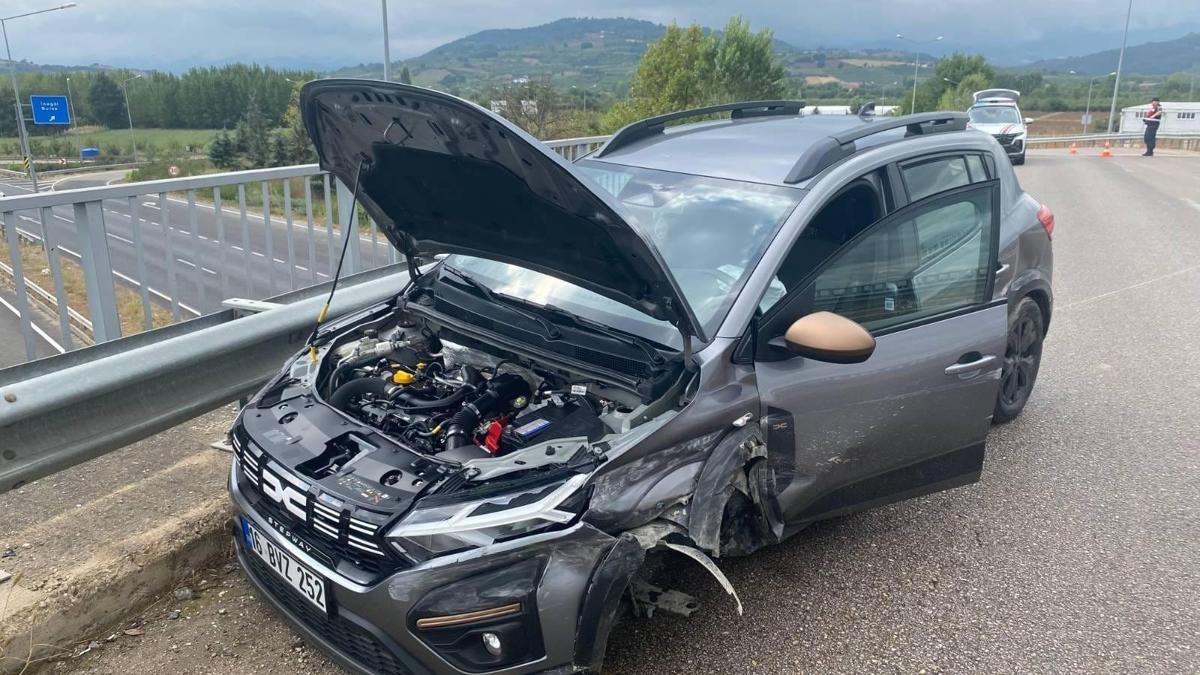 İnegöl'de otomobil bariyerlere çarptı: 2 yaralı