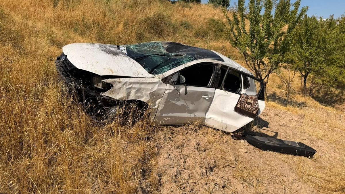 Adıyaman'da devrilen otomobilin sürücüsü yaralandı