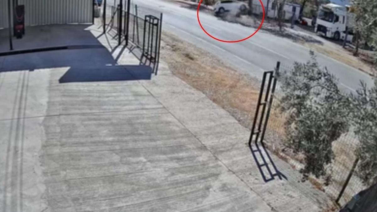 Kaldırıma çarpıp ters dönen otomobildeki baba oğul yaralandı