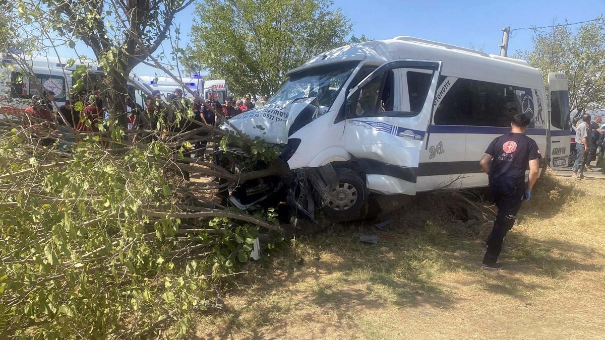 Tarım işçilerini taşıyan minibüs, ağaca çarptı: 14 yaralı