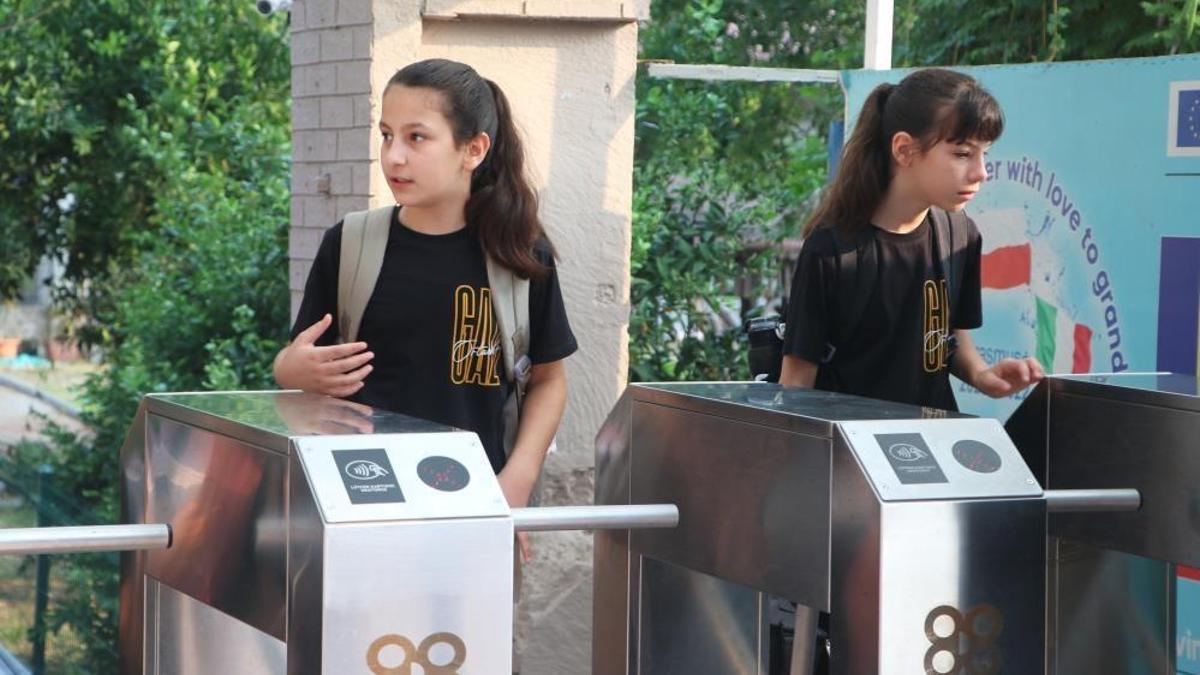 Adana'da öğrenci okula giriyor, velinin telefonuna bildirim gidiyor