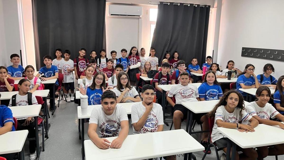 Bu okuldaki çocukları görenlerin kafası karışıyor! Ayırt etmek oldukça güç