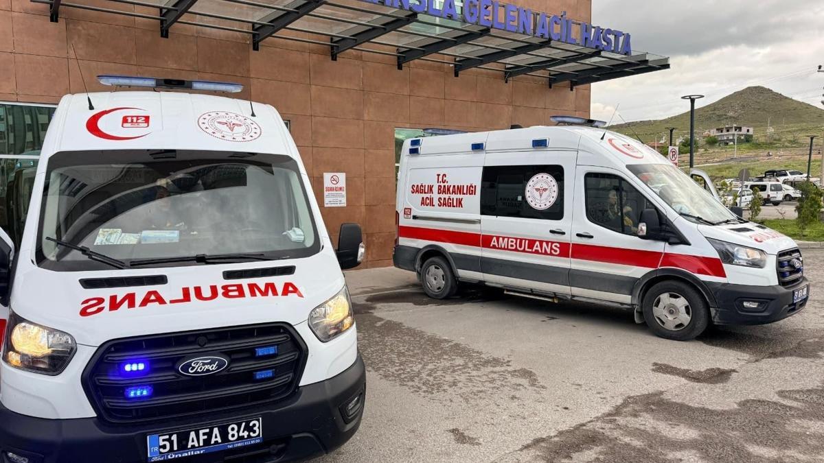 Lastiği patlayan minibüs şarampole devrildi; 5 yaralı