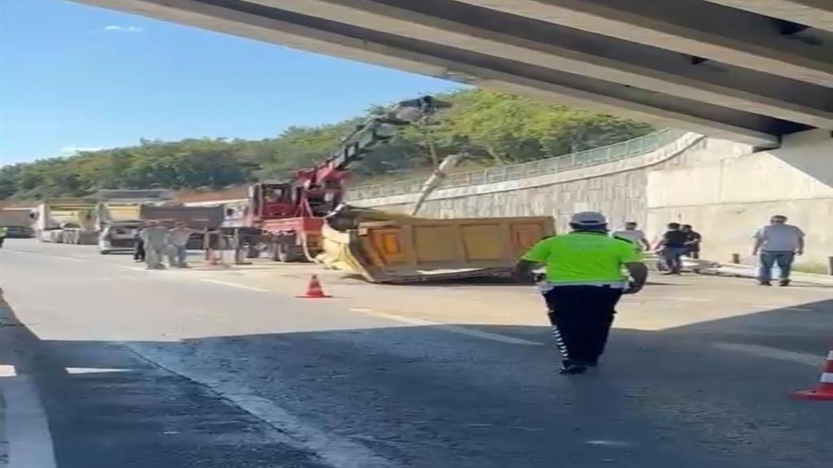 Çekmeköy'de dorse kamyondan koptu: Trafik kilitlendi