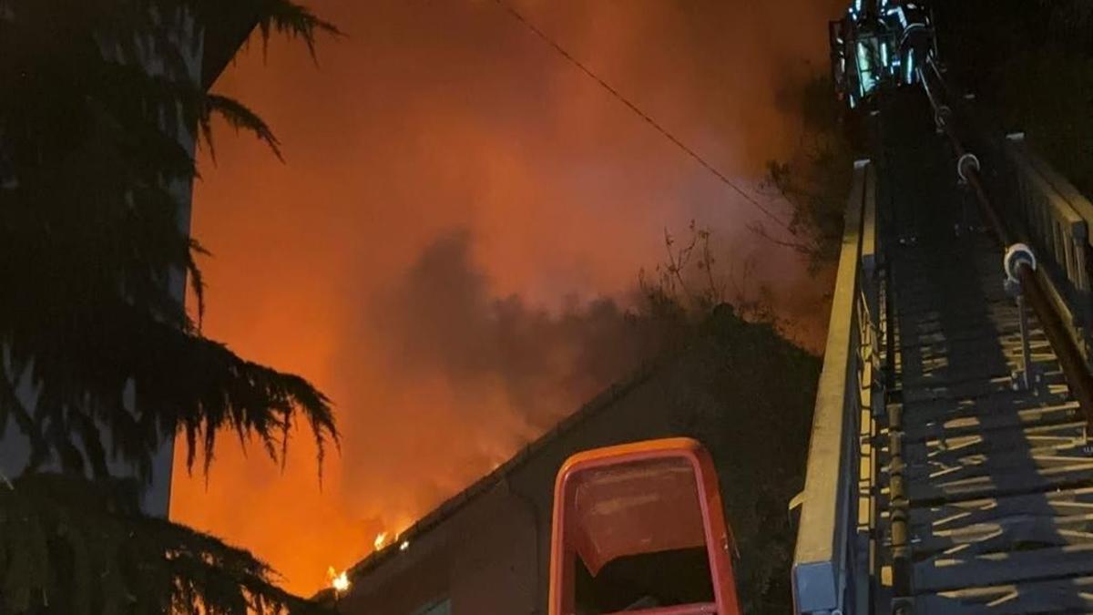 Bakırköy'de korkutan yangın: 4 katlı binanın çatısı alev alev yandı