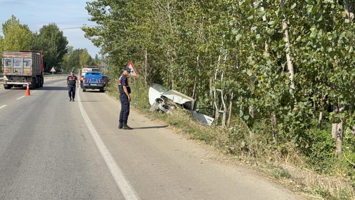 Otomobil, elektrik direğine çarptı; sürücü yaralandı, eşi öldü