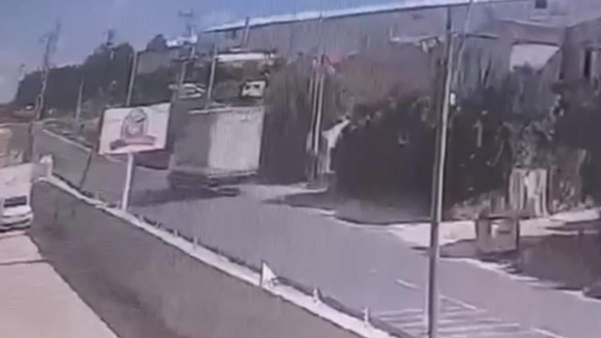 Silivri'de sürücüsünün hakimiyetini kaybettiği otomobil takla attı; kaza kamerada