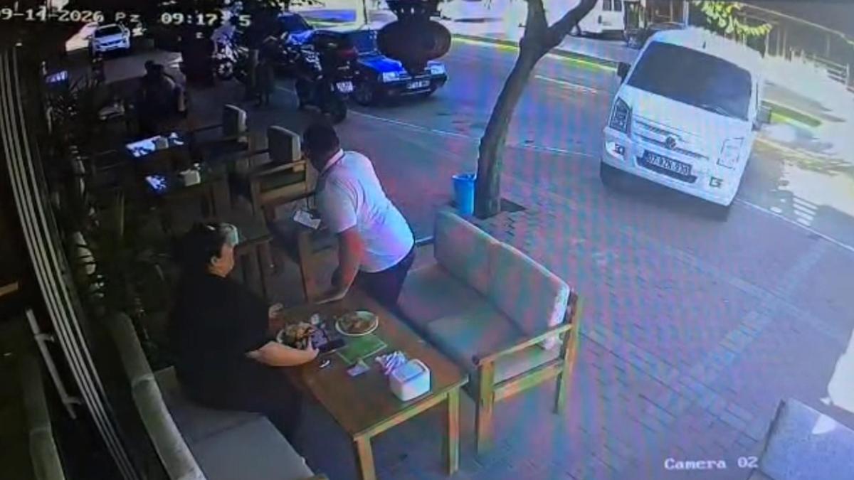 Kafede oturanlara hafif ticari araç çarptı; 1 yaralı