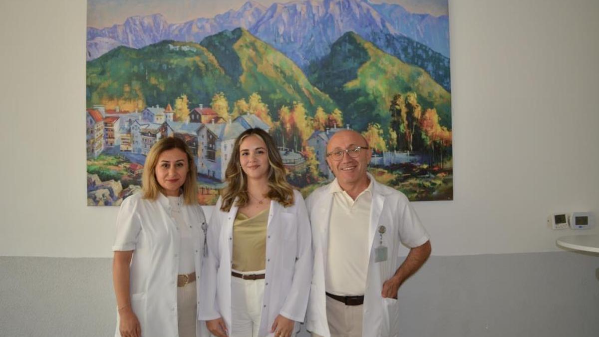 Antalyalı anne ve babanın gururu! Görev yaptığı hastanede doktor oldu