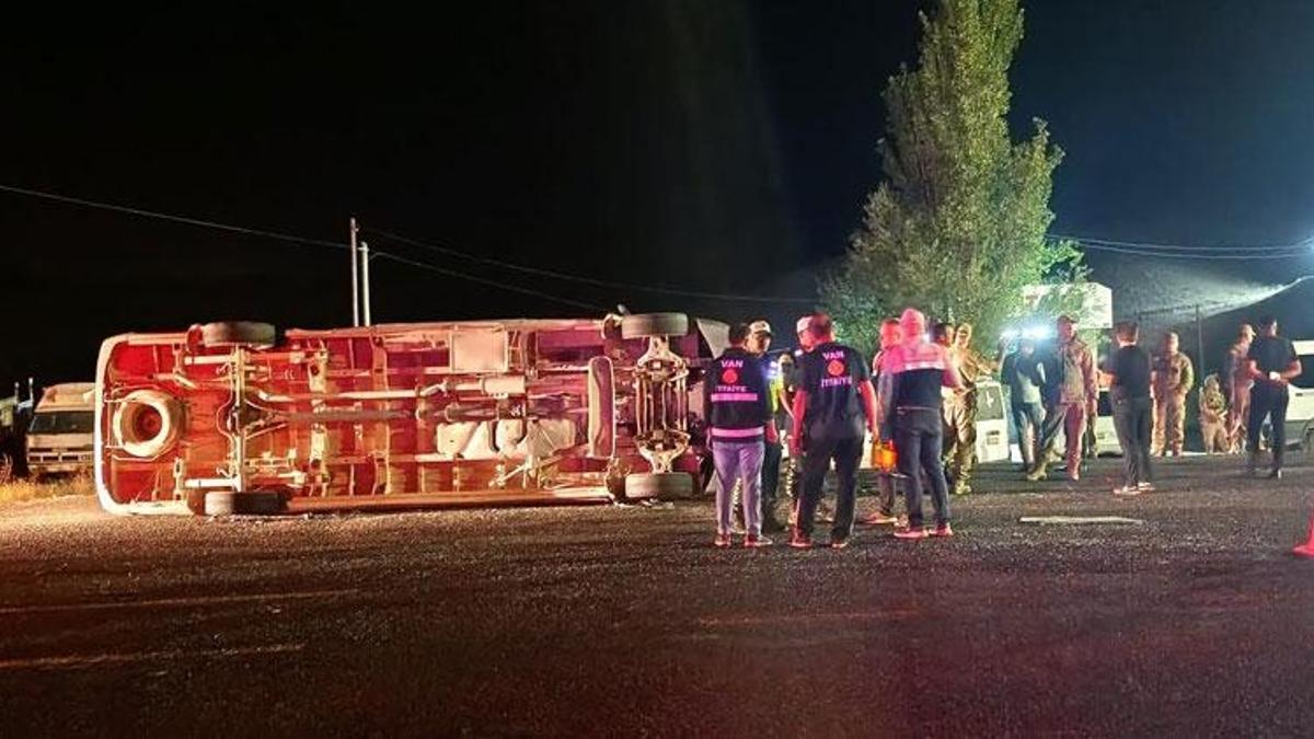 Minibüs ile kamyonun çarpıştığı kazada 13 kişi yaralandı