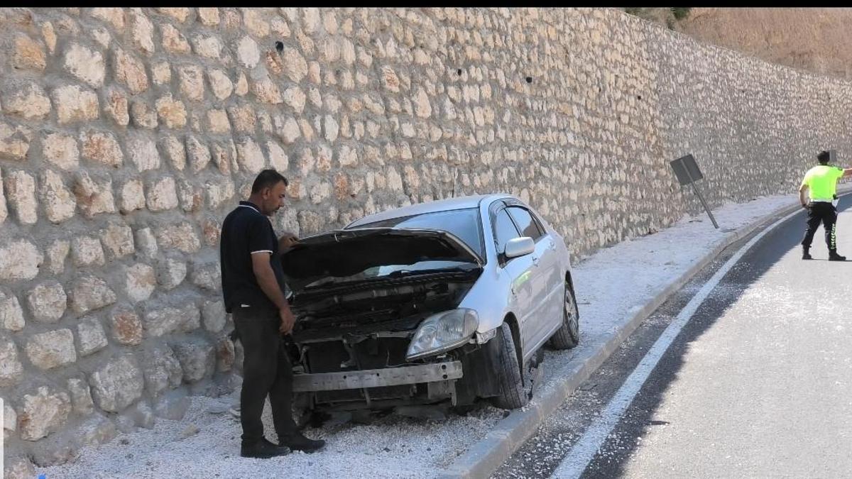 İstinat duvarına çarpan otomobil sürücüsü yaralandı