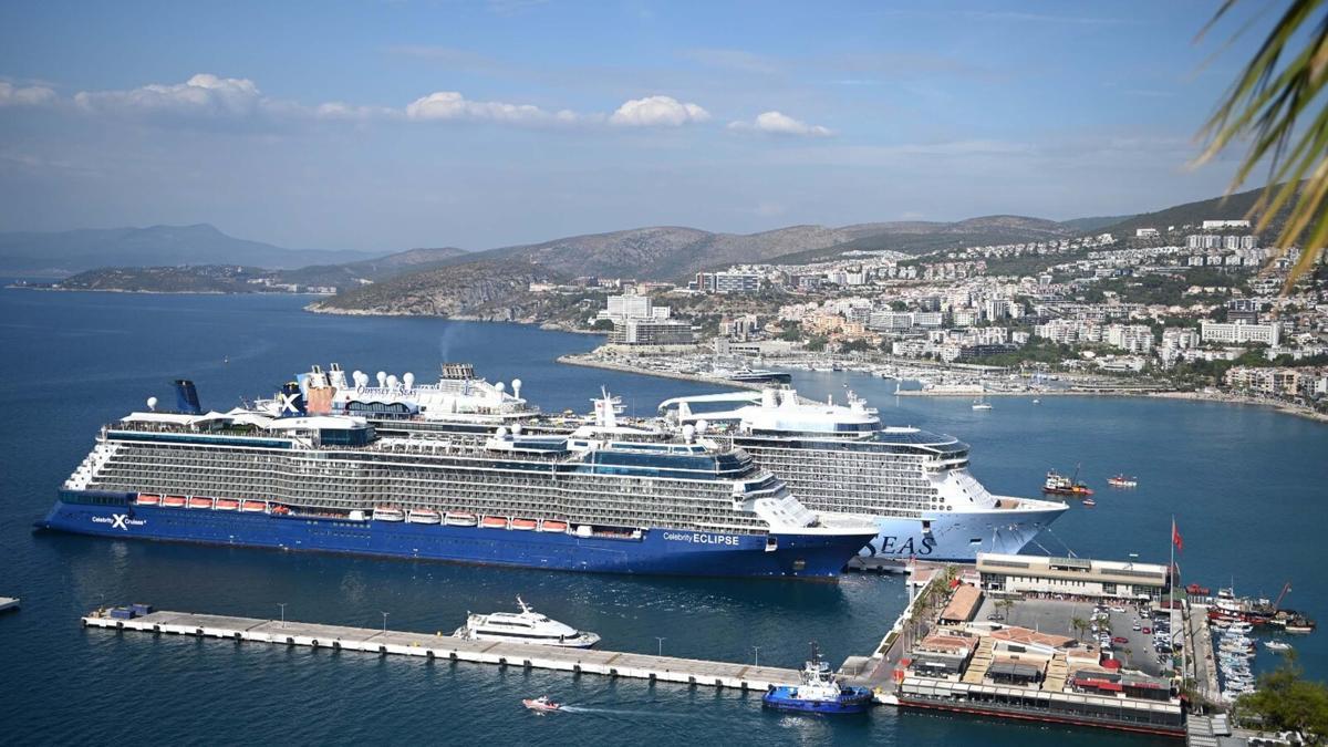 Kuşadası'na iki kruvaziyerle denizden 7 bin 50 turist geldi