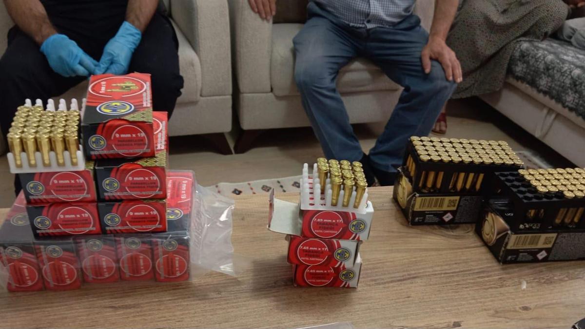 Sakarya'da 3 şüphelinin evinden ruhsatsız tüfek ve 747 fişek çıktı